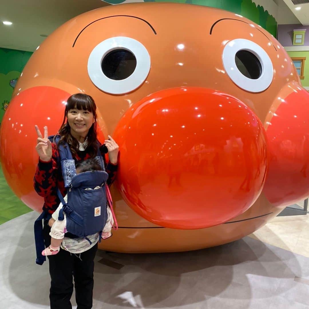 小泉エリのインスタグラム：「横浜のアンパンマンミュージアムに行ってきました😋 子供のために行ったのですが、大人の私がテンション上がってアンパンマンショーを見ながら思いっきり「アンパンマン、がんばれー！」と声援を送っていました😅 置いてあるゴミ箱も可愛かったし、おうどんを食べたら器をプレゼントしてもらえるので、あえて、それを注文しました😙 完全に楽しんでました🤣 娘に「またアパンマンいきたいー」と言われたので「いいよーまた連れて行ってあげるー」と言うておきました🤩 #アンパンマン #アンパンマンミュージアム #大人も子供もあこがれのヒーロー」