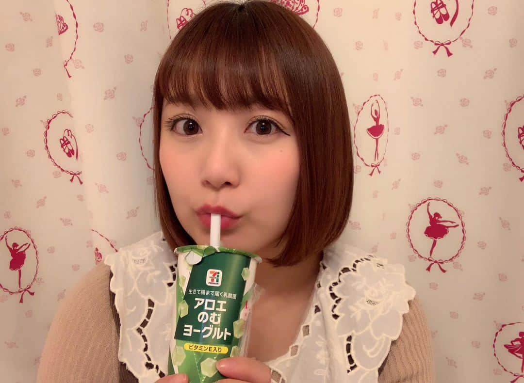 嶋梨夏さんのインスタグラム写真 - (嶋梨夏Instagram)「わりとずっと好きだけど最近特に毎日飲んでるアロエのむヨーグルト🥰アロエパワーで美肌になれる気がする〜🥳✨✨✨ #アロエのむヨーグルト #アロエ #ヨーグルト #yogurt #飲むヨーグルト #森永 #セブンイレブン #seveneleven #drink #美肌 #アラサー女子 #甘党 #丸顔 #ショートボブ #ぷに子 #photooftheday #JAPAN #japanesegirl #avex #avexmanagement #instagood #followme #極度の甘党 #ricashima #嶋梨夏」2月8日 23時56分 - shimarica_jp