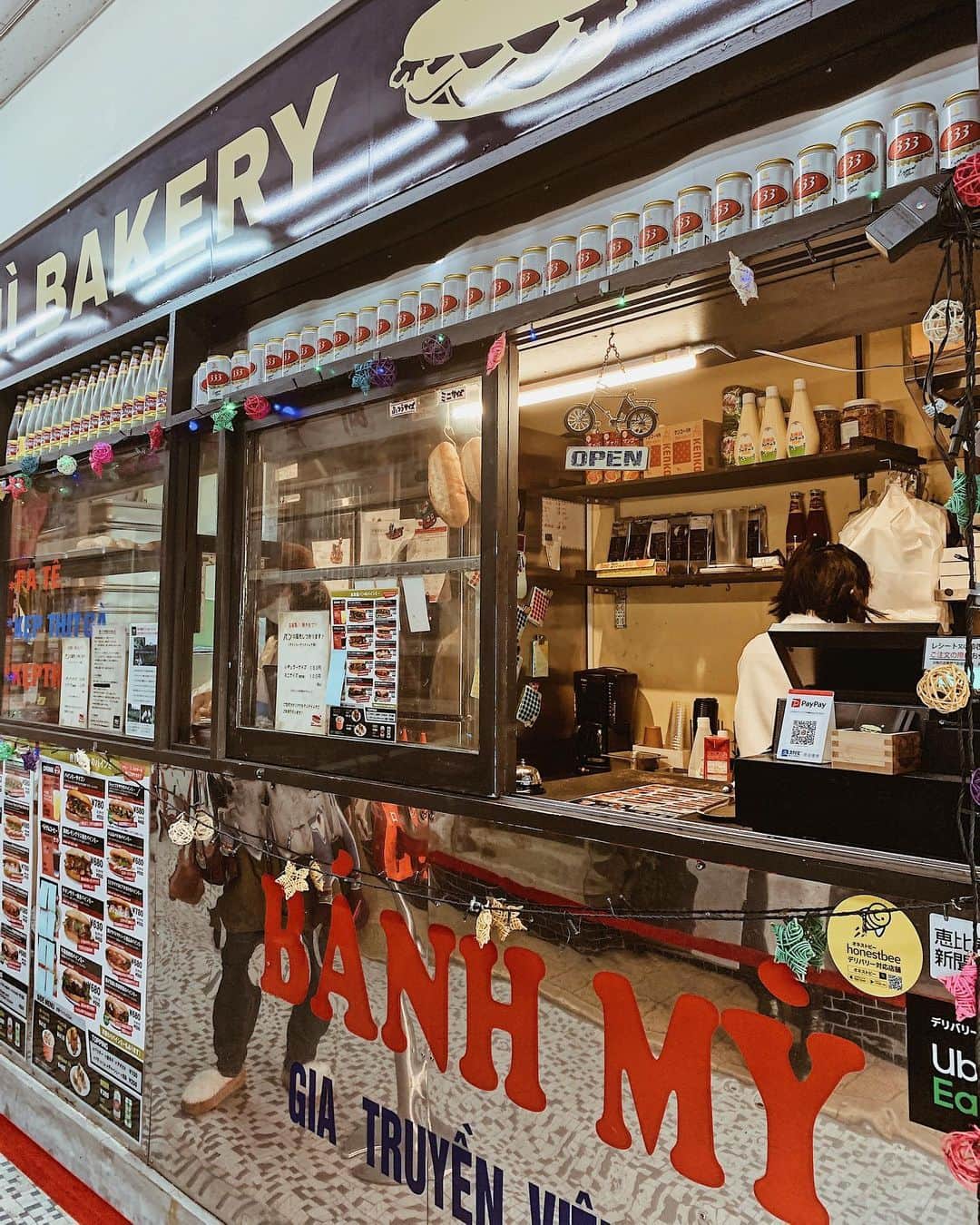 日下裕江さんのインスタグラム写真 - (日下裕江Instagram)「ヤババババ🤭✨ . 美味しいバインミーのお店発見❣️ . . 恵比寿の『BANH MI BAKERY』🥖 . . ホイアンの 『MADAM KHANH THE BANH MI QUEEN』 には敵わないとしても、  上出来‼️✨ . . パンがカリカリサクサクですっごく美味しくて、 ベトナム独特のスパイシーさと野菜の歯ごたえと旨味が合わさってハマる美味しさ😋💕 . . ヤバイ見つけちゃった❣️ 通っちゃいそう💦 🐷になっちゃう🤭✨ . . １番人気の『バインミーサイゴン』を食べたよ🤤  やば〜い💕 他のも食べ比べた〜い🎶  #banhmibakery #banhmi #banjmisaigon #バインミーベーカリー #バインミー #バインミーサイゴン #日本のバインミー #東京バインミー」2月8日 23時55分 - hiroe___h
