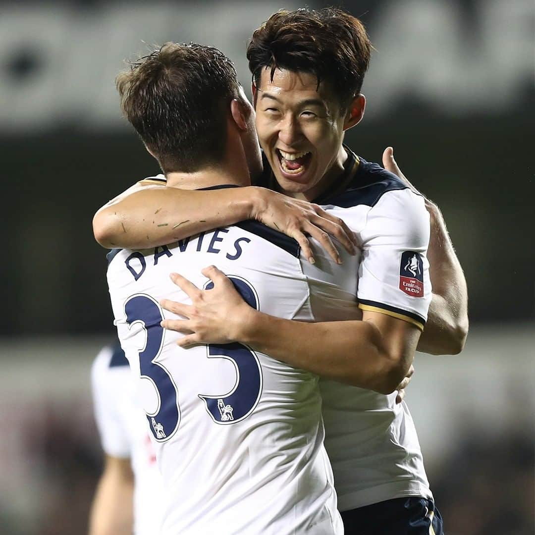 トッテナム・ホットスパーFCさんのインスタグラム写真 - (トッテナム・ホットスパーFCInstagram)「🇰🇷 🏆 Sonny loves the Cup! #COYS #THFC」2月9日 0時05分 - spursofficial