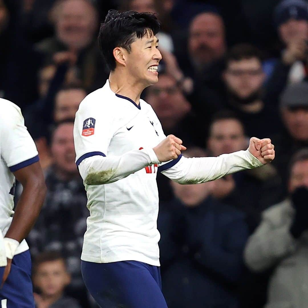 トッテナム・ホットスパーFCさんのインスタグラム写真 - (トッテナム・ホットスパーFCInstagram)「🇰🇷 🏆 Sonny loves the Cup! #COYS #THFC」2月9日 0時05分 - spursofficial