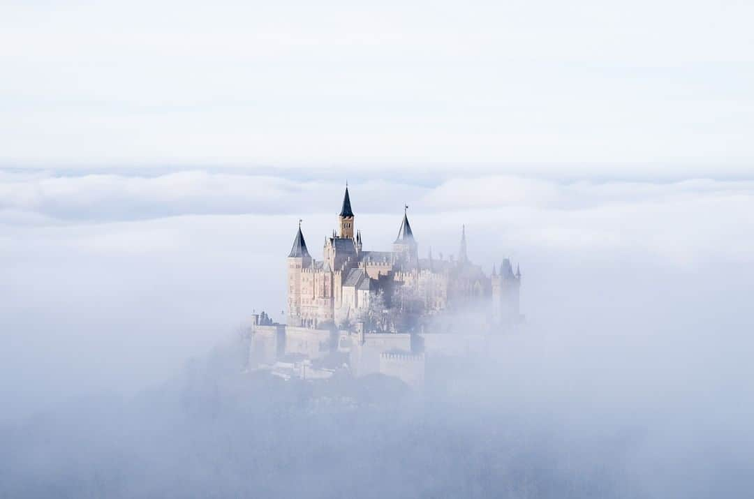 ライカさんのインスタグラム写真 - (ライカInstagram)「Jürgen Schmittdiel captured this moment, when the Castle Hohenzollern was almost completely covered in fog - shot on a #LeicaT.  #LeicaCamera #Leica #🔴📷 #Leicagram #TheLeicaLook #LeicaWorld #Leica_Club #LeicaSociety #LeicaPhoto #lfigallery #leicafotografieinternational #welltraveled #exploretocreate #neverstopexploring」2月9日 0時00分 - leica_camera