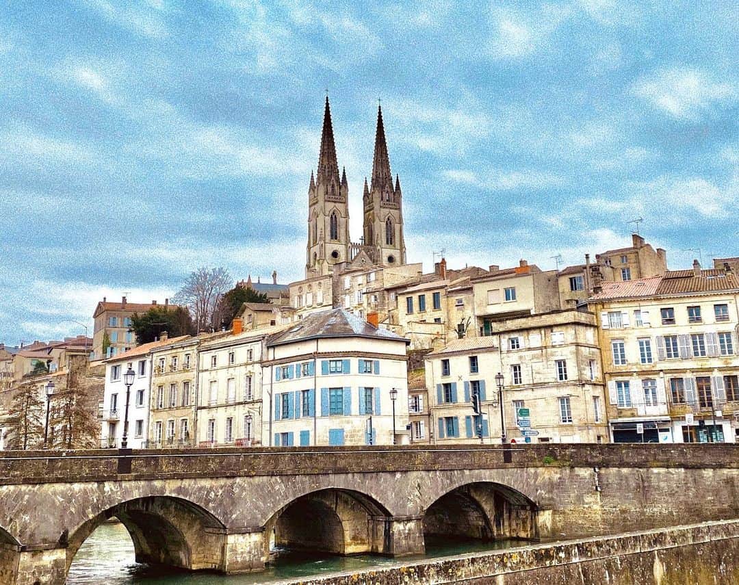 カロリーヌ・ド・メグレのインスタグラム：「Niort 🇫🇷」