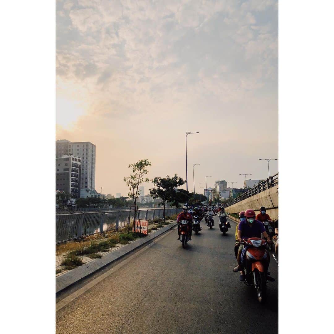 eriさんのインスタグラム写真 - (eriInstagram)「サイゴンの夕暮れ。この街はバイクで走れなかったら100分の一も楽しめないんじゃ無いかってほどバイクのための街だ。」2月9日 0時06分 - e_r_i_e_r_i