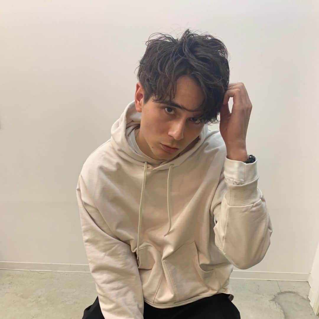 のインスタグラム：「new hair」