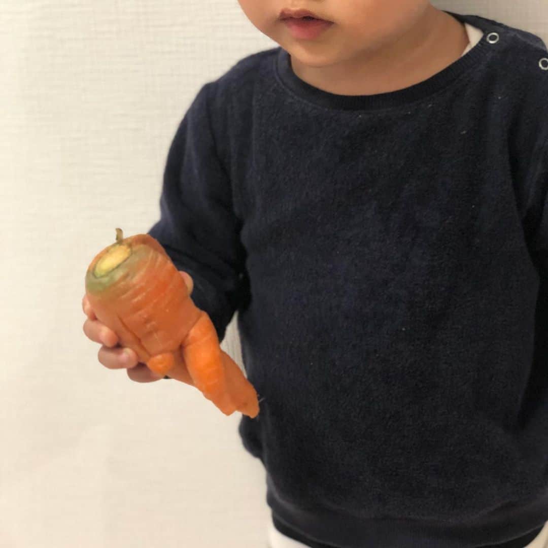 のインスタグラム：「息子のお友達のひいおばあちゃんが作ったニンジン。 小さいけど甘いよ〜って。 息子も野菜スティックで食べるほど 甘い。  でもこれは セクシー過ぎて 食べれない笑  #にんじん　#セクシーにんじん　#セクシーにんじんのある暮らし  #無農薬野菜  #田舎暮らし　#野菜好き　#おばあちゃんの野菜　#レタスとかシャキシャキで驚く　#美味しい　#野菜ソムリエ　#知識不足」