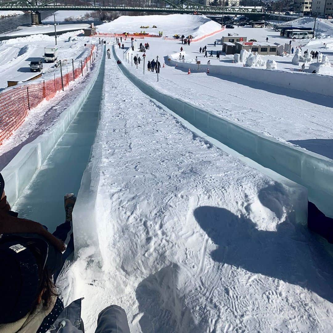 喜多よしかさんのインスタグラム写真 - (喜多よしかInstagram)「ダブルピース✌️✌️旭川ふゆまつり2020☃️❄️﻿ ﻿ 真っ白の雪に太陽の光が反射して眩しかった〜❄️🌞﻿ ﻿ 高さ20メートルの大雪像には﻿ 長さ100メートルの氷の滑り台あり無料で楽しめますよ🥳﻿ ﻿ 道民なら一度は使ったことのある米袋のソリがいい仕事しています！﻿ かなりのスピードが出ます！😂﻿ 是非体験して欲しい〜！﻿ ﻿ 2月11日まで開催中ですよ〜！🤘﻿ ﻿ 続く﻿ ﻿ #旭川﻿ #NHK旭川局﻿ #北海道まるごとラジオ﻿ #石狩川 #冬まつり #2020 #道北 #ラジオ #生放送 #雪像 #滑り台 #そり #冬コーデ  #防寒重視」2月9日 0時32分 - yoshika_1002_official