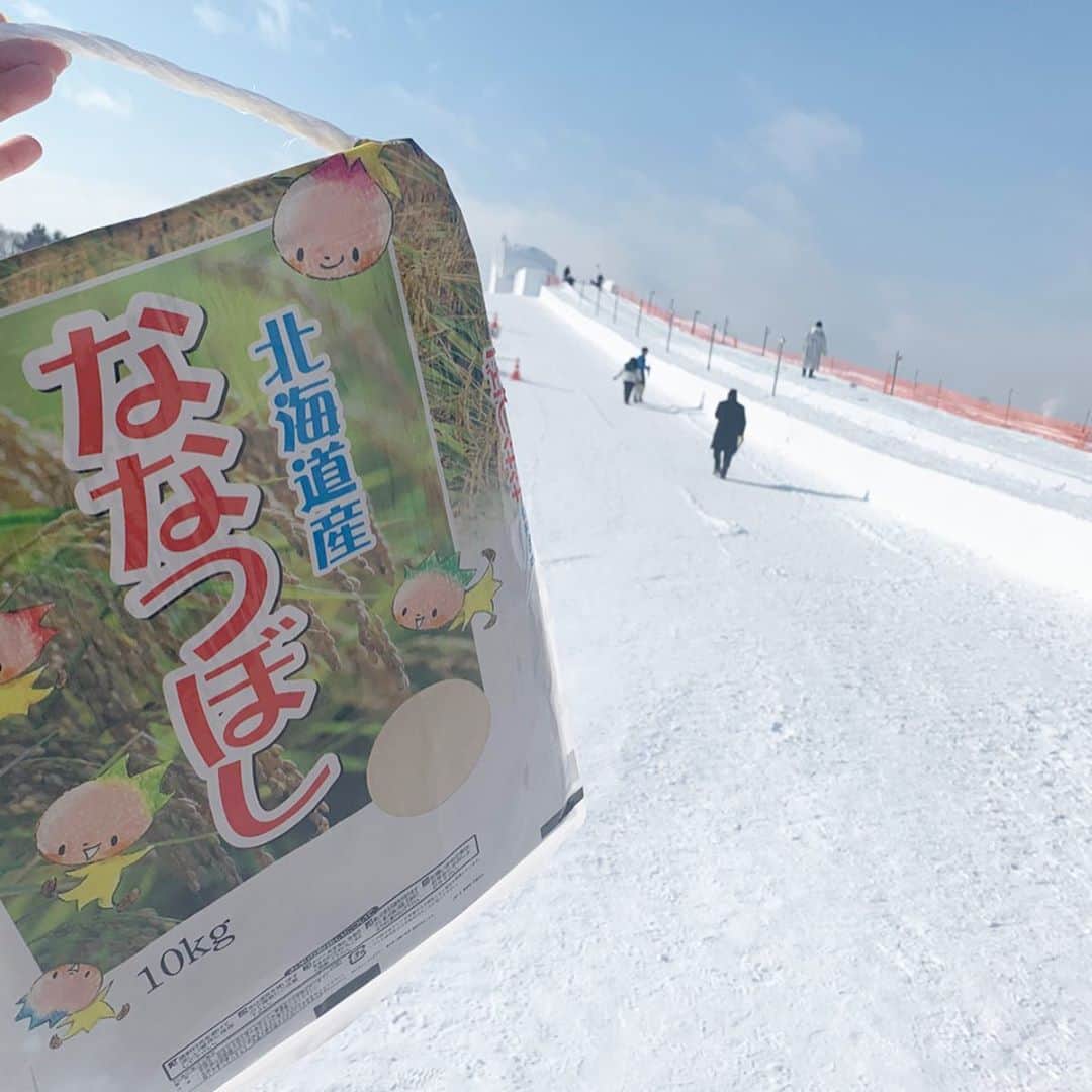 喜多よしかさんのインスタグラム写真 - (喜多よしかInstagram)「ダブルピース✌️✌️旭川ふゆまつり2020☃️❄️﻿ ﻿ 真っ白の雪に太陽の光が反射して眩しかった〜❄️🌞﻿ ﻿ 高さ20メートルの大雪像には﻿ 長さ100メートルの氷の滑り台あり無料で楽しめますよ🥳﻿ ﻿ 道民なら一度は使ったことのある米袋のソリがいい仕事しています！﻿ かなりのスピードが出ます！😂﻿ 是非体験して欲しい〜！﻿ ﻿ 2月11日まで開催中ですよ〜！🤘﻿ ﻿ 続く﻿ ﻿ #旭川﻿ #NHK旭川局﻿ #北海道まるごとラジオ﻿ #石狩川 #冬まつり #2020 #道北 #ラジオ #生放送 #雪像 #滑り台 #そり #冬コーデ  #防寒重視」2月9日 0時32分 - yoshika_1002_official