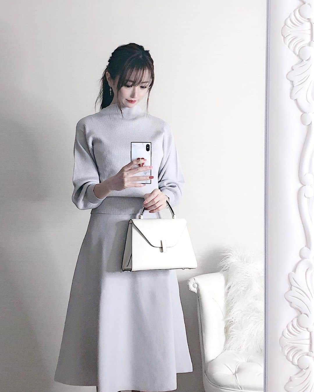 のインスタグラム：「今日は、アイシングクッキー教室に行ってきたよ💘💘 可愛くできたのでまたのせますね🥰 . 私服は アイスグレーのセットアップ⛄️💘 シンプルだけど袖にボリュームがあったり スカートも広がるシルエットだったりで可愛いの💕 @tocco_closet のです✨ . #tocco #toccocloset #valextra #トッコ #トッコクローゼット #ヴァレクストラ #セットアップ #ニットアップ」