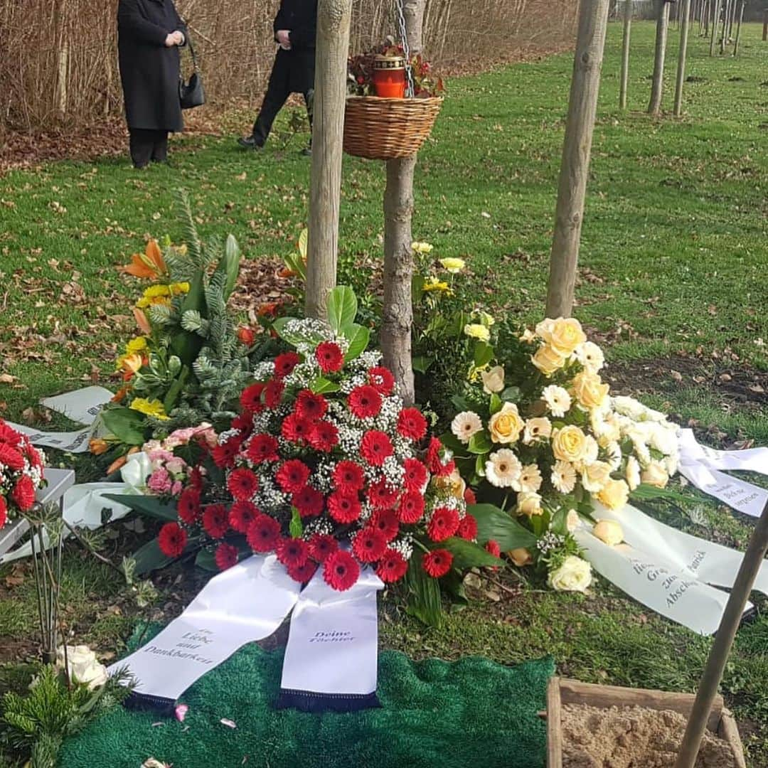 ダイアン・クルーガーさんのインスタグラム写真 - (ダイアン・クルーガーInstagram)「Today, my beloved grandfather was laid to rest next to the only woman he ever loved and who he got to spend over 70 years with. He was 97. While I’m saddened to know he’s gone, I know he couldn’t wait to see her again and I am forever grateful for the endless memories and love he gave me...I’m thankful he got to meet his great granddaughter ♥️ He was the only positive male figure in my life growing up and I cherish every second I got to be with him ♥️ I love you Opa ♥️」2月9日 0時32分 - dianekruger