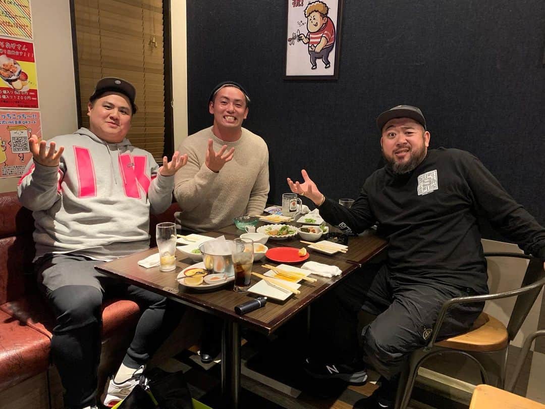 池田真一のインスタグラム：「新日本プロレスのオカダ・カズチカさんとバスプロの吉田遊さんがこっちこっち〜来てくれました！ 子供みたいに永遠に釣りの話してた😆 貴重なお話もいっぱい聞けてめちゃくちゃ楽しかったです！ とりあえず2人にデルマパンゲさんの釣り糸で魚肉ソーセージ切る映像見てもらいました！喜んでくれました😆」