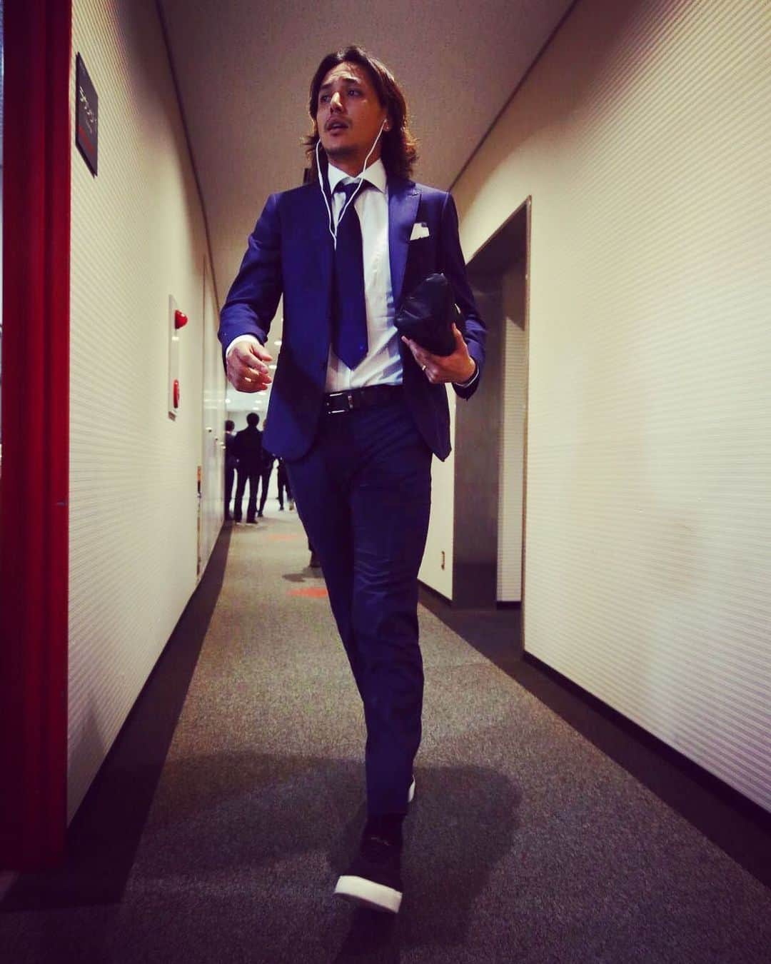 大崎玲央のインスタグラム：「Game day dress code. #suitgame」