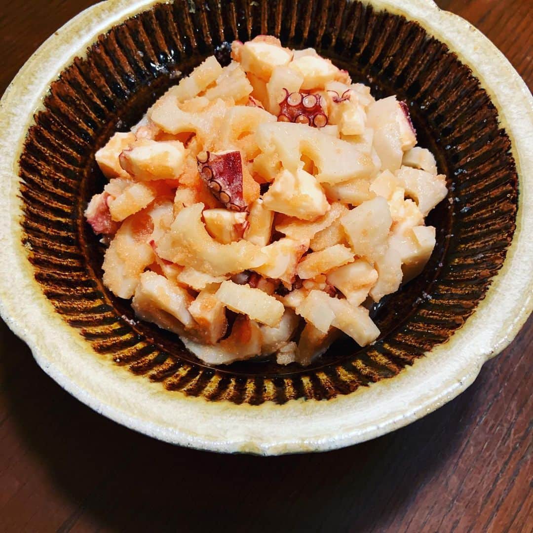 志摩有子さんのインスタグラム写真 - (志摩有子Instagram)「今夜はピエンロー。その前に簡単なおつまみを。刺身納豆と茹でだこ入りのレンコンの明太子和え。刺身納豆はひきわり納豆にマグロの赤身とイカ、たくあん入り。海苔で巻いて食す。 #簡単おつまみ」2月9日 0時56分 - ariko418