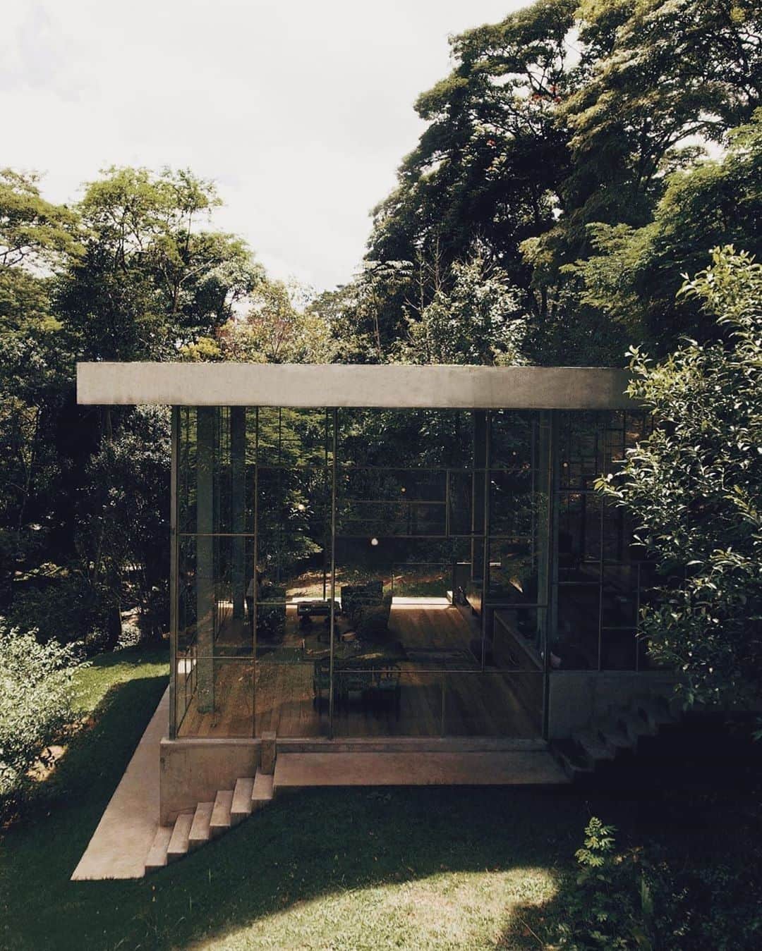 MT DOMAINEさんのインスタグラム写真 - (MT DOMAINEInstagram)「A glass house surrounded by greenery - the home we didn't know we needed. 🤩 📸: @atelierbranco」2月9日 1時00分 - mydomaine