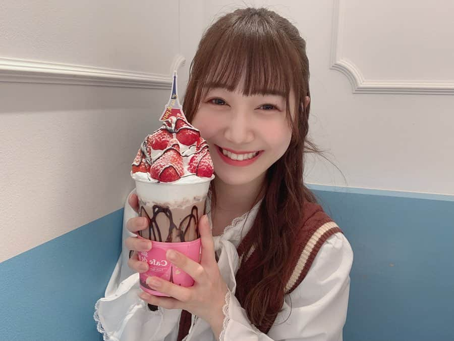 阪上晴香のインスタグラム：「チョコ好きだから食べた〜🤤💗 あやとラブラブしながら食べたよ😚❤️笑笑 ・ ・ ・ #emsexcite #エムズエキサイト #カフェドパリ #cafedeparis #東京カフェ #新宿カフェ」