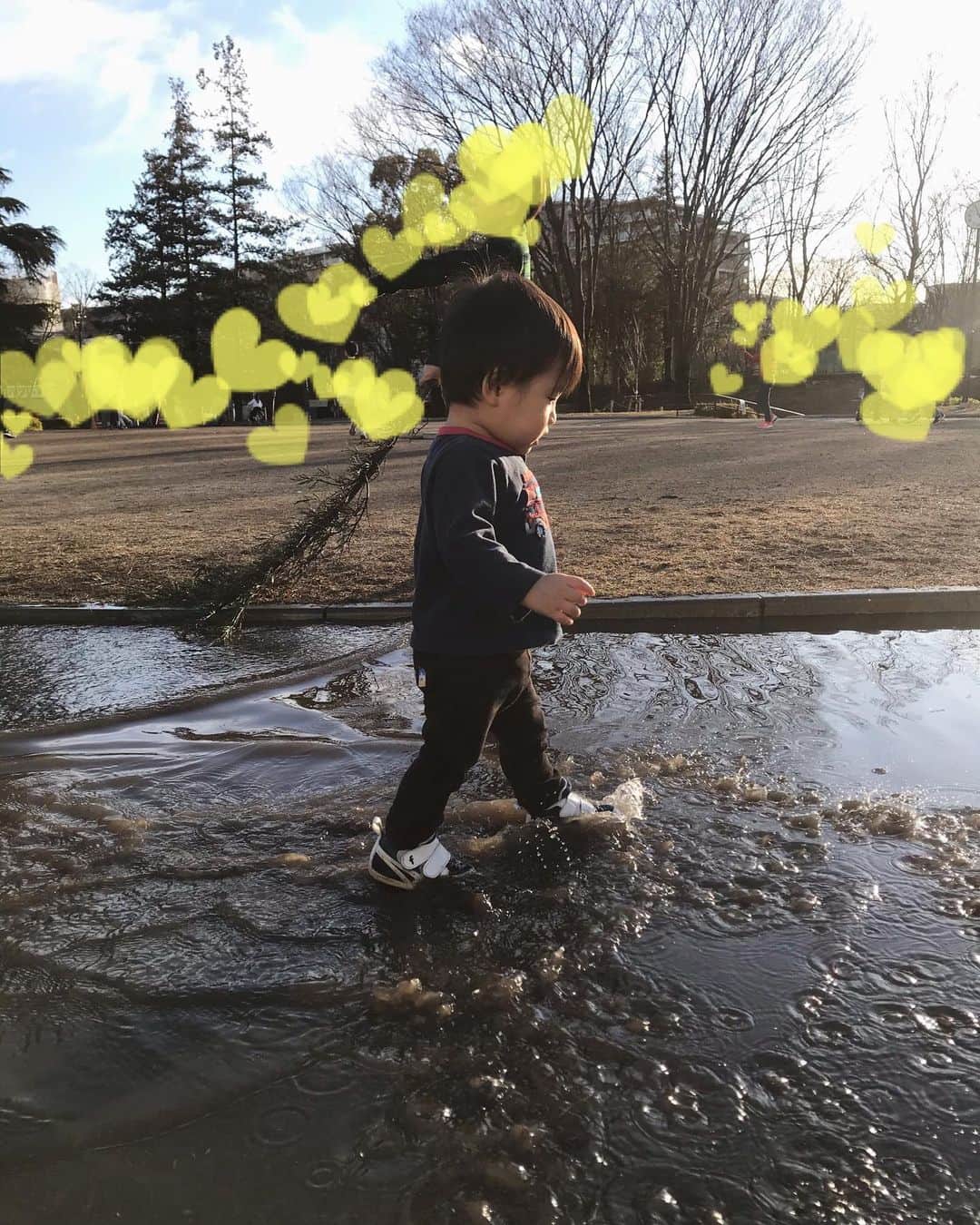 愛川ゆず季さんのインスタグラム写真 - (愛川ゆず季Instagram)「#かき氷　と貼るカイロ一緒にでてきたよ💕 震えながら食べたけど美味しい😍  #1歳8ヶ月  洗濯掃除の繰り返し。。」2月8日 16時30分 - aikawa_yuzuki