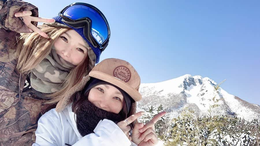 DJGEKIKARAのインスタグラム：「1日中ドッピーカン☀️ でもまだまた雪不足w ちょいパウの丸沼高原🏂 @ryo_co.luv.snow  いつもありがとう😊❤️ ケガには気をつけてね笑笑  #丸沼高原スキー場 #女子スノーボード #カメラ女子 #パーク女子 #女子会  #snowboard #vesp #capita #friends  #jslv #thankyou #snowboarding #snow #rail #niceday #girlsday」
