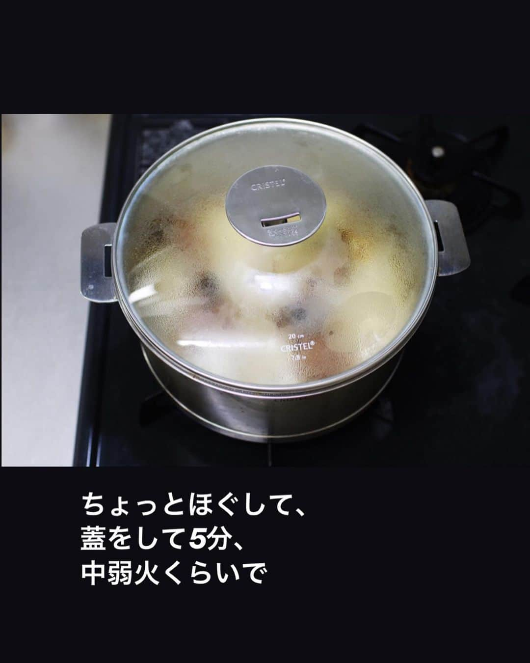 utoshさんのインスタグラム写真 - (utoshInstagram)「【レシピ付】白菜と鯖味噌缶の煮込み . 最高に簡単で、さらに美味しい鯖味噌缶を使った白菜煮込み。作りました。 すぐに作れてメイン料理にもなるので、2品目、3品目にも便利です。 使う調味料はしょう油とみりんのみ！ . . 鯖缶って水煮缶と味噌缶の2種類あると思いますが、みなさんどちらを買いますか？ . 水煮の方が用途の幅は広いですよね。でも味は無いので調理が必須。 味噌煮は味がついているので、このままでも食べられますが、それだけに料理アレンジが難しいですよね。 つまりどっちもどっち。水煮と味噌煮、どっちもバランスよく、今後もレシピにしていきたいと思います！ . . . レシピはこちら↓ . ＿＿＿＿＿＿＿ . 白菜と鯖味噌缶の煮込み（2人分） . 【材料】 白菜 250g 鯖缶（味噌味） 1缶 . A しょう油　小さじ1 みりん　大さじ1 水 50〜100g（鍋と蓋の密封度に合わせて水を足してください） . 【作り方】 （1）白菜は食べやすい大きさにざく切りする。 . （2）鍋に白菜とAを入れ、一度煮立たせる。 . （3）煮立ったら鯖缶を汁ごと全て加え、少し混ぜながら鯖をばらして、蓋をして5分、中弱火で煮込んだら完成。皿に盛り細ネギをお好みでのせて完成。 . ＿＿＿＿＿＿＿ . . . ぜひ作ってみてくださいね。 No local No food おいしく楽しく！ . . #鯖缶 #味噌煮  #ややはつレシピ #献立UPレシピ #献立 #とりあえず野菜食 . #ellegourmet#lunch#brunch#breakfast#foodporn#instagramjapan#vsco#IGersJP#onthetable#ランチ#おうちカフェ#うちごはん#暮らし#フーディーテーブル #cooking#homemade#おうちごはん#朝ごはん#japanesebreakfast#f52grams」2月8日 16時23分 - utosh