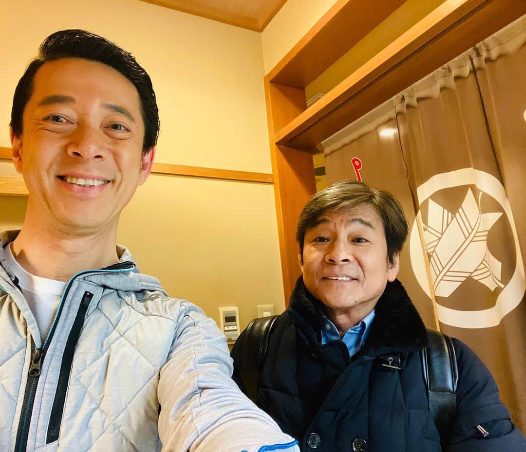 西川忠志さんのインスタグラム写真 - (西川忠志Instagram)「内場勝則さん  お忙しい中、楽屋をお訪ねいただきました！ ありがたいです🙇‍♂️嬉しいです🙇‍♂️ 。 昨年のちょうど2月は、ここ大阪松竹座でご一緒に 出演させて頂いておりました。  内場さんは3月&4月に大阪・東京で イギリス・ロンドンのウエストエンド発のミュージカル！ 『ボディー・ガード』に出演されます！ （写真2枚目） 皆様！こちらもどうぞ宜しくお願い申し上げます。  そして本日のゲストは浜村淳さんでした。 今日も桂米朝さんとのお話を沢山聞かせて頂きました。  感謝  #内場勝則　#吉本新喜劇　#ウエストエンド　#イギリス　 #ミュージカル　#ボディーガード　#出演　#大阪　 #梅田芸術劇場 #東京  #渋谷  #シアターオーブ　#嬉しい  #ありがたい　#ありがとう #ありがとうございます　 #大阪松竹座　#喜劇なにわ夫婦八景 #西川忠志　#感謝　 #浜村淳　#ゲスト　#桂米朝」2月8日 16時24分 - nishikawa_tada