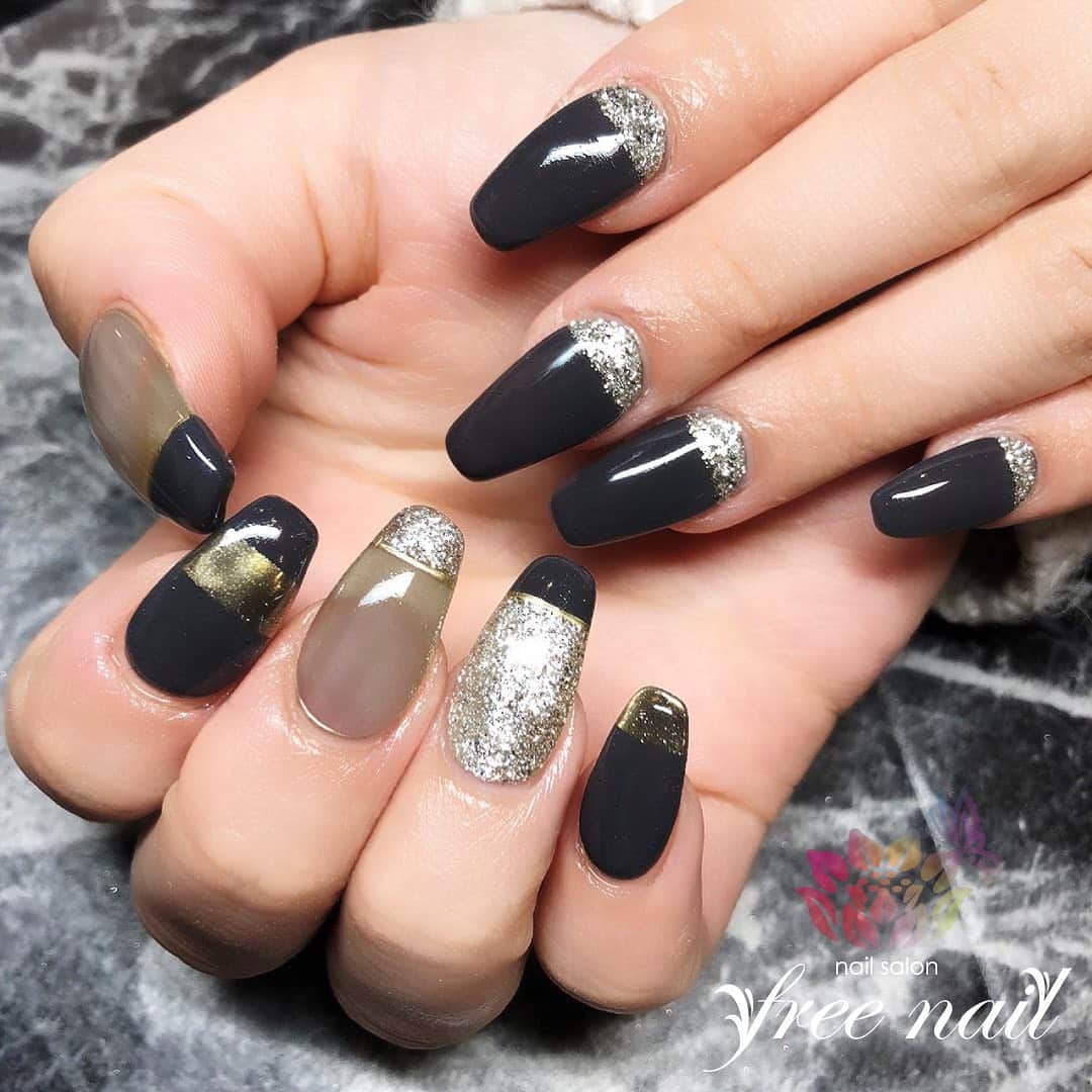 free nail フリーネイルのインスタグラム：「. お客様ネイル💅🏻⛸ . アシンメトリーネイル🎭 . 大人ブラック🖤✨ . ご来店ありがとうございました🙇🏻‍♀️🙇🏻‍♀️🙇🏻‍♀️💗 . #ネイルアート #ジェルネイル #ネイルサロン #大阪ネイルサロン #ネイルデザイン #ネイルチェンジ #アシンメトリーネイル #アシメネイル #グリッターネイル #ミラーネイル #スクエアロング #スクエアネイル #ブラックネイル #シルバーネイル #デザインネイル #トレンドネイル #大人ネイル #冬ネイル #winternails #nailsart #nailsdid #美甲 #日式美甲 #日式美甲胶 #日本美甲师 #日本美甲老师 #美甲上课 #日本胶 #フリーネイル #freenail」