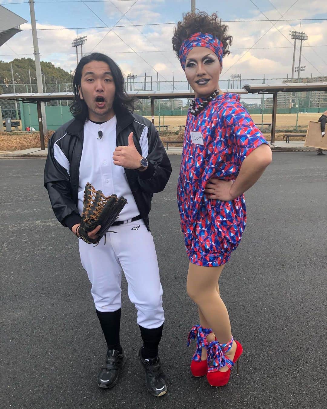 盛山晋太郎のインスタグラム：「相席食堂、猛特訓中  #相席食堂 #イルローザ #この方野球激ウマ #中田翔と同じ下半身してる #ドラクエの魔王の一つ前に戦うボス #ヒール込みで2mはある？」