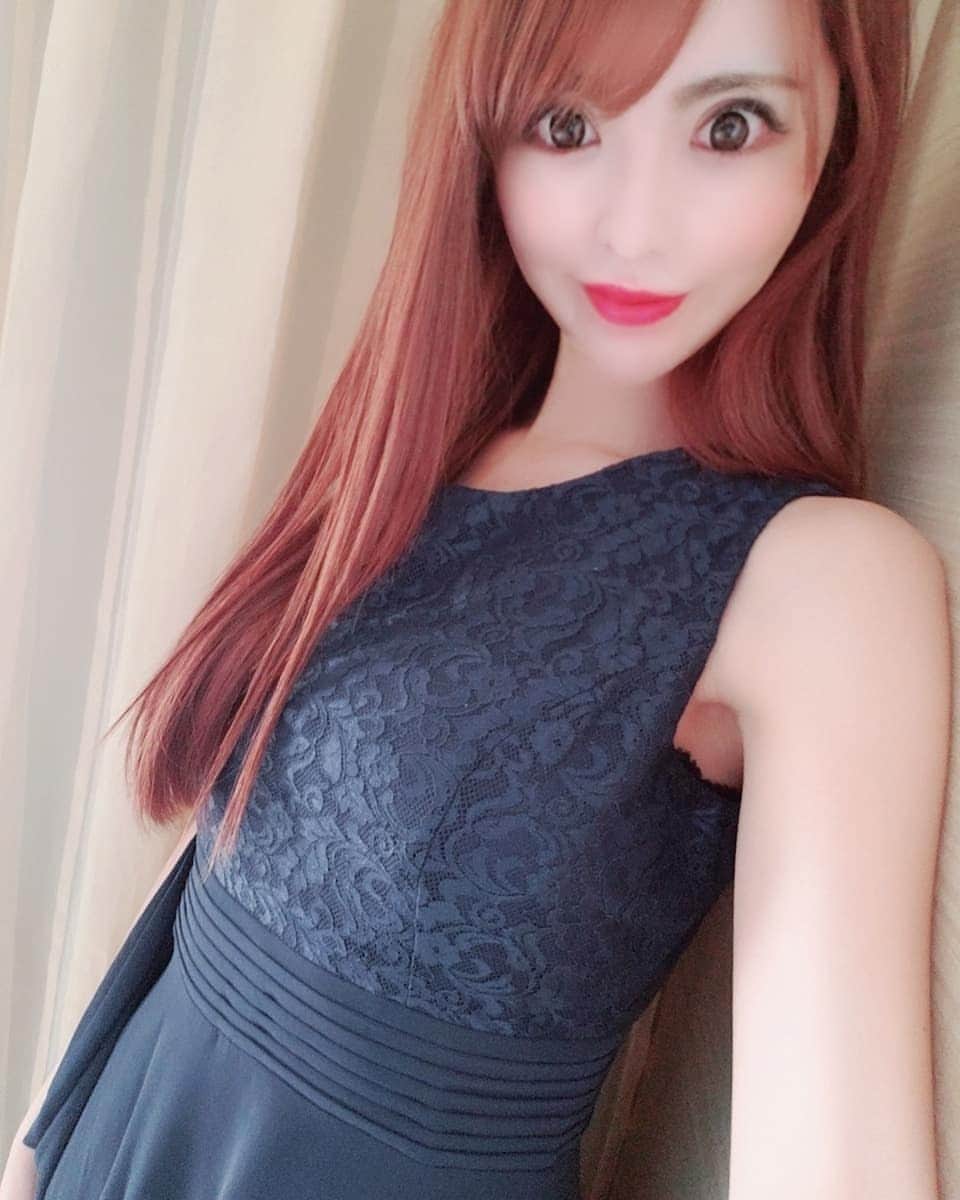 桃瀬えりなのインスタグラム：「大阪出張中🚅🐱💋 今日はネイビーのドレスだよ👗💕 #eri #model #selfie #me #follow #followme #大阪 #展示会モデル #休憩中 #いいね返し #フォロー返し」