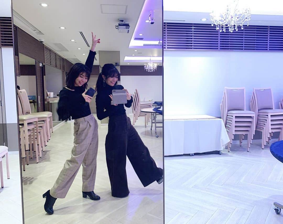 三倉茉奈さんのインスタグラム写真 - (三倉茉奈Instagram)「大阪でのファンクラブイベント終わりましたー！楽しい時間でした。ありがとうございました！来週は東京での開催。よろしくお願いします✨✨ 終演後会場の鏡を撮ったら不思議な写真に。 #sister #twins #smile @kana_mikura0223」2月8日 16時27分 - mana_mikura_official