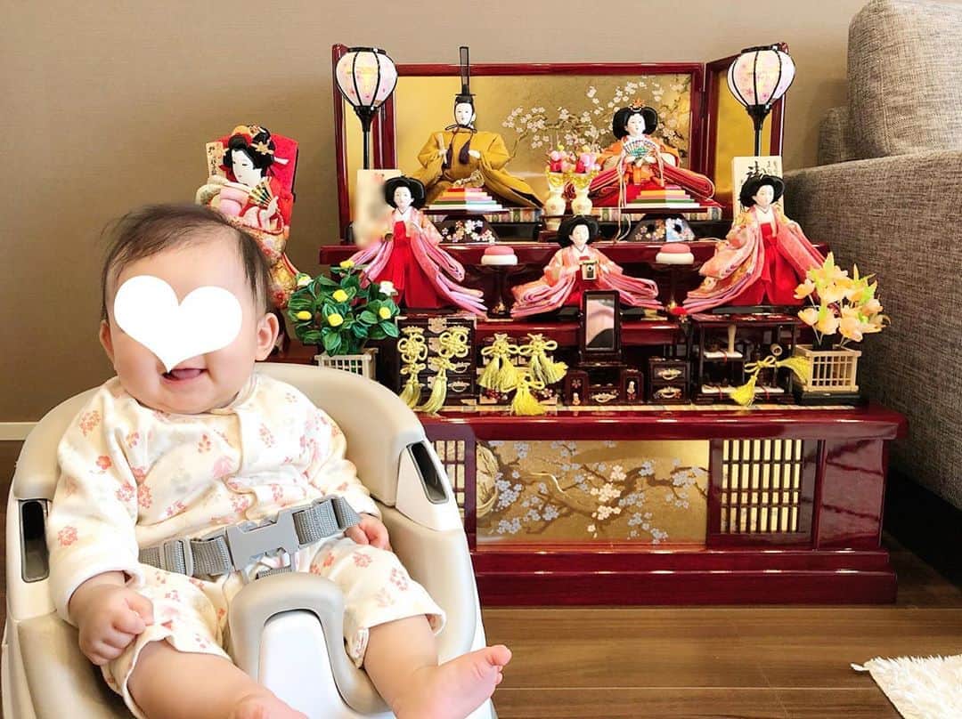 小野恵美のインスタグラム：「節分に豆まきをして、 翌日の立春・大安に娘の雛人形を飾りました🎎  初節句のひなまつり♫ 3月にみんなで集まるのが楽しみだね👶🌸 #初節句 #雛人形 #立春 #大安  #赤ちゃん #baby #babygirl #女の子ベビー #女の子ママ #桃の節句 #生後4ヶ月」