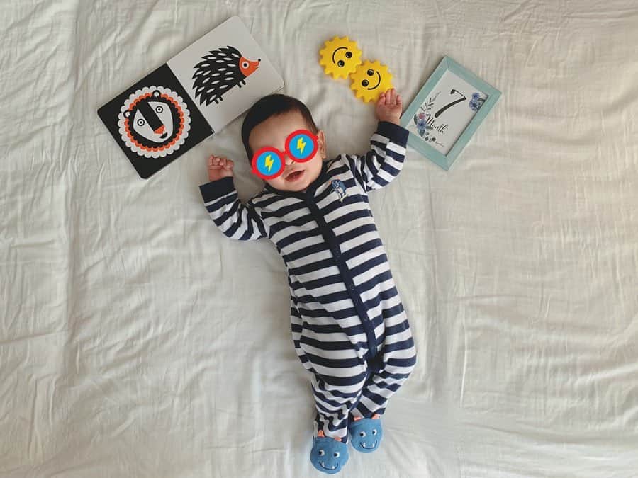 星村麻衣のインスタグラム：「今日で7ヶ月🎉 下の歯も生えてきて、すくすく成長中👶✌️ #baby #babystagram  #7ヶ月baby  #月齢フォト」