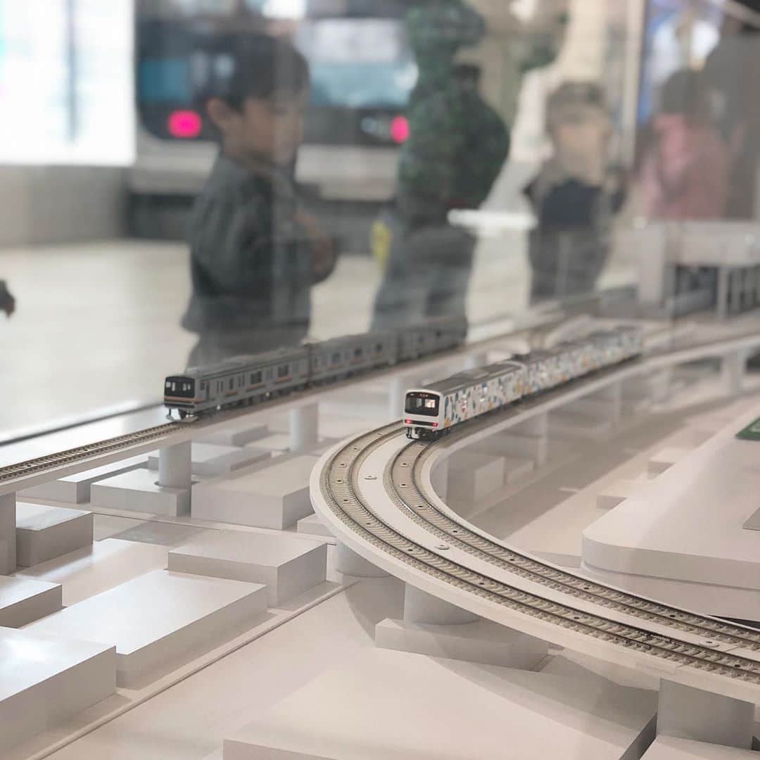 のインスタグラム：「昨日は初めての鉄道博物館へ🚃﻿ 沢山の電車やプラレールに﻿ すごく喜んでた〜 👦🏻✨﻿ みんなありがとう🧡﻿ ﻿ #鉄道博物館#てっぱく﻿ #男の子ママ ﻿ #男の子ベビー﻿ #関東ママ ﻿ #2歳差兄弟﻿ #2歳差育児 ﻿ #生後6ヶ月﻿ #2歳7ヶ月」