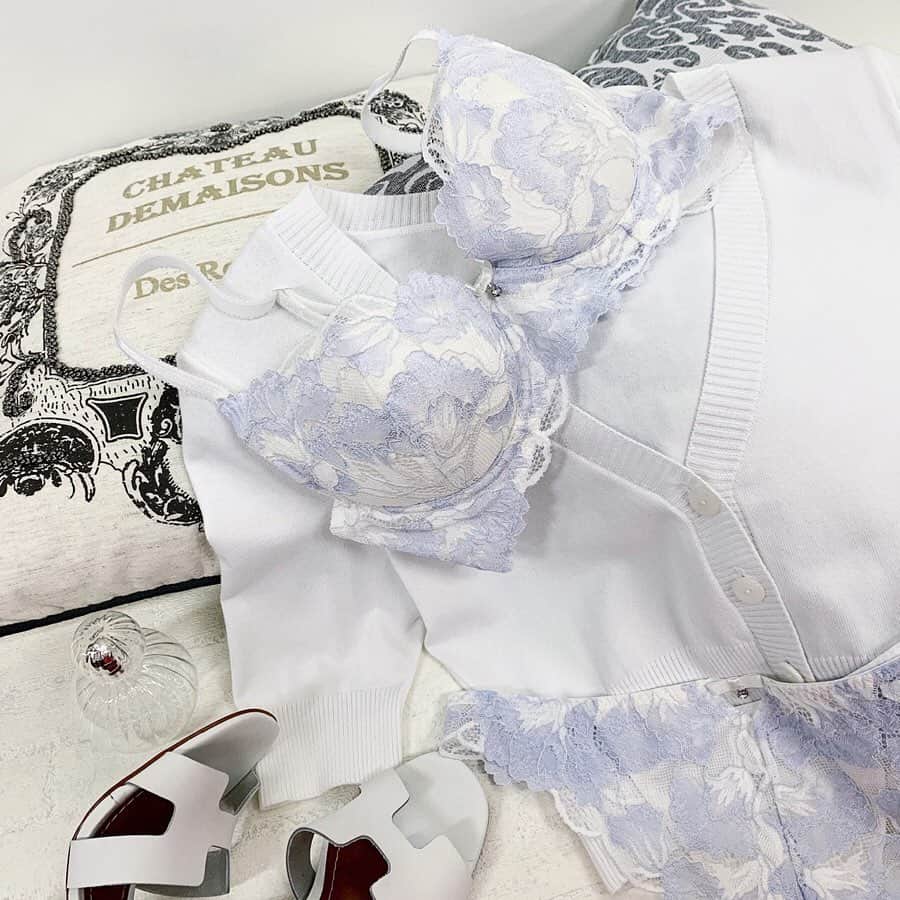 BradelisNewYork/ブラデリスニューヨークのインスタグラム：「華やかな春はランジェリーから💕 . BRADELIS -Serenia step1- 光沢感のある花と茎のコントラストが美しく華やかなデザインです✨ . . 20春夏のファッショントレンドでもある“繊細なレース使い”は、 ランジェリーから先取りしてみるのがおすすめ。  ブラはバックまで総レースデザイン  ボトムにもレースをたっぷり使用した気分高まるデザインは、 バレンタインシーズンにピッタリです❤️ . . カラーは、20春夏トレンドカラーを取り入れた、オフホワイト・ピンク・ネイビーの3色展開♪  ランジェリーではベーシックな花柄レースも、優しいムード漂う“シャーベットカラー”で一気に今っぽい♪  今年のバレンタインには、春のトレンドをランジェリーでいち早く取り入れて いつもより華やかにいきましょう💐 . . . #bradelis#bradelisnewyork#step1#serenia #ブラデリス#ブラデリスニューヨーク」