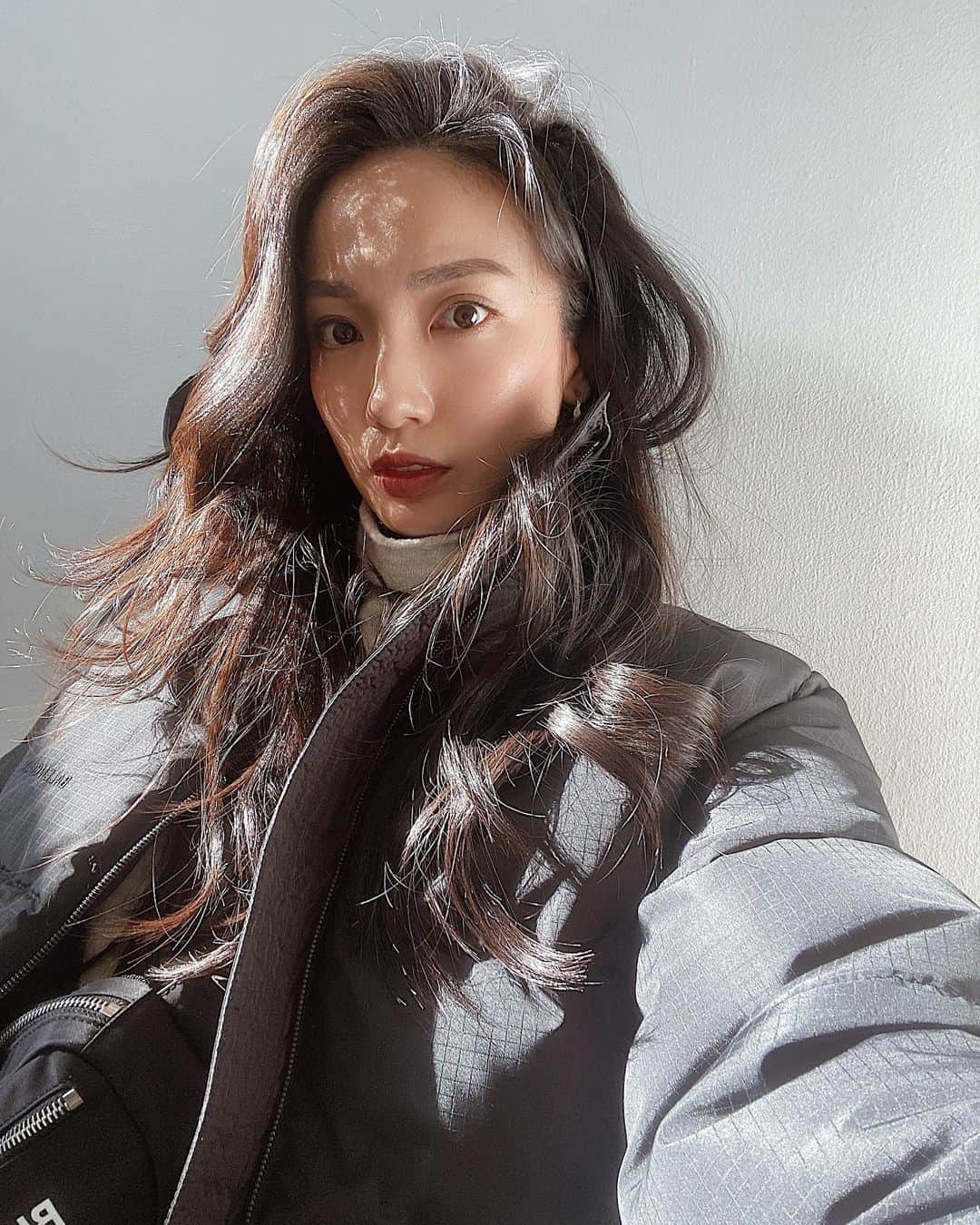 吉田愛璃のインスタグラム：「. . 寒くてダウンばっかり❄︎ 最近はなんだかカジュアルな気分✌︎︎✌︎︎ . #冬本番 #？ #寒がり  #black」