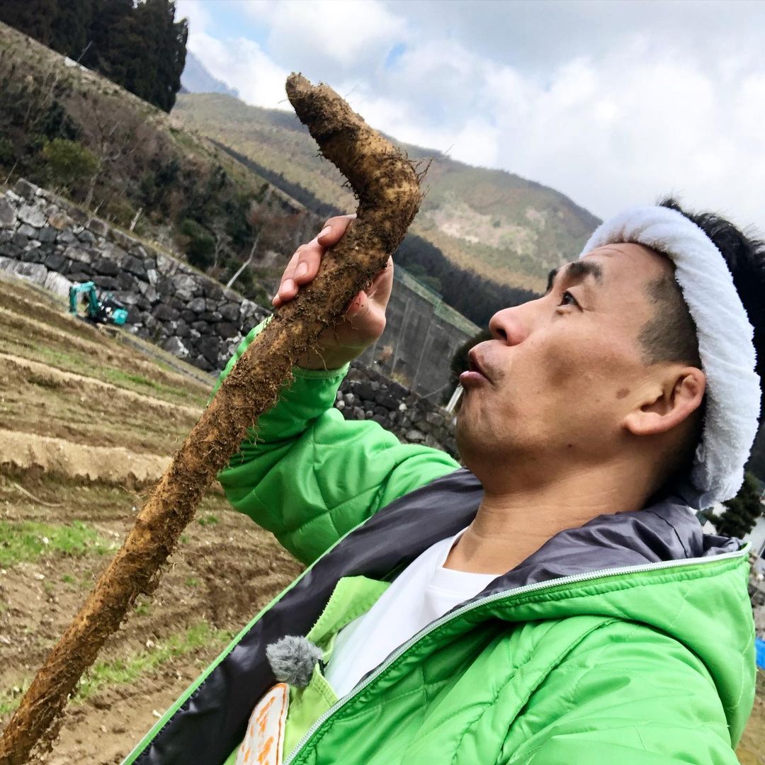 石田靖さんのインスタグラム写真 - (石田靖Instagram)「関西テレビ⑧『よ〜いドン❗️』 「産地の奥さんごちそう様」で兵庫県神崎郡神河町へ💨食材は自然薯 寒暖差の大きい神河町で採れる自然薯は粘り甘み共に絶品❗️ 産地の奥さんの自然薯料理ご紹介🙏 おおきにごちそうさんでした〜〜 #関西テレビ #よーいドン #産地の奥さんごちそう様 #産ごち #兵庫県神崎郡神河町 #神河町 #かーみん #栗原ファーム #自然薯だしとろろ #自然薯 #血ぃすうたろか  #神河自然薯 #自然薯とむかごの素揚げ #自然薯のニラ焼き #自然薯と魚のふわふわ焼き #おおきにごちそうさんです #グリーンエコー笠形  #一期一笑  #石田靖」2月8日 17時05分 - yasulog