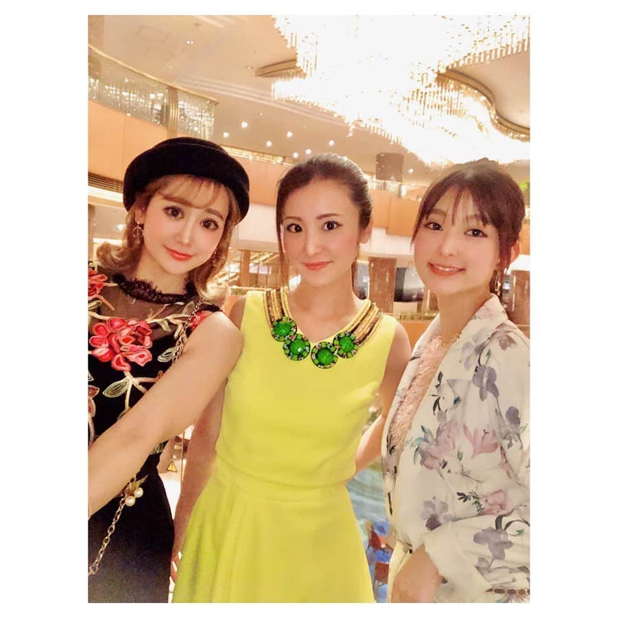 日向カンナさんのインスタグラム写真 - (日向カンナInstagram)「東京エンタメ女子で、横浜Bay Sheratonのホテルでホッピングshowでした😉🌹 ・ この3人だと何の心配もなく、それぞれのカラーで盛り上げられるので、1時間があっという間でした🙌✨✨ ・ 「カンナ〜♪」って呼んでくれるお客様が毎度いてくれて、私は嬉しいです✨✨✨初めましてとは思えない出逢いが、楽しくてワクワクしてます☺️❣️ ・ 私話すの大好きだから、沢山のお客様とマジックを通して、仲良くなれる現場が幸せなの♪ 毎度、顔には見せてないドキドキも溢れてますが😂そりゃ、人間だもの！ ・ まだまだ色々talkや演出を研究して、一緒に過ごせる何分間を、どれだけ楽しんでもらえるか、思い出に残る空間に出来るか、沢山考えていく💝 ・ パフォーマーの1人ではなく、「カンナ」として、沢山の人の心に残る存在をこれからも志します🌷 この心は、昔から変わらない♪ 3歳からステージやってるから、パフォーマンスは人生そのものですね☺️✨✨ ・ #東京エンタメ女子 #パフォーマー #エンターテイナー #マジシャン #ダンサー #タレント #振付師 #演出家 #日向カンナ #カンナ #シエル #rumi #横浜 #baysheraton #企業パーティー #新衣装 #衣装 #黒コーデ #外はね #金髪 #パーティ #仲良し #同志 #仲間 #目標 #全国制覇 #旅するエンターテイナー #ありがとう #感謝 #仕事コーデ」2月8日 17時00分 - kanna_hinata