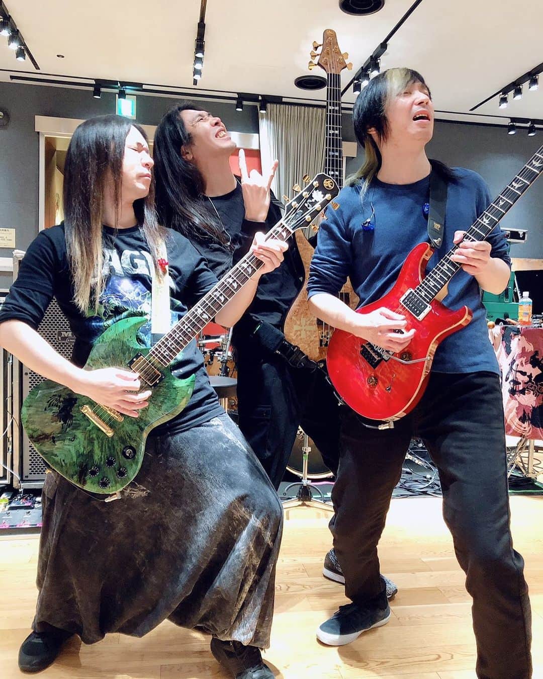 黒猫さんのインスタグラム写真 - (黒猫Instagram)「リハ3日目の今日は楽器隊のみで私はお休みですが、スタジオの様子を撮って送ってもらいました🤘 男性陣、燃えております‼️🔥 最終ブロック2月の陣では一体どんな曲が飛び出すのか…ぜひ楽しみにしていてくださいね😊🎶 Rehearsals day 3‼️😆🤘🔥 #陰陽座 #onmyouza #japanesemetal #jmetal #heavymetal」2月8日 17時01分 - kuroneko_omz