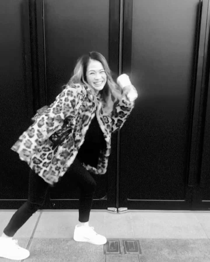 のインスタグラム：「こんな動きばっかりしてるから、飲んでる量と同じくらい☕️溢してるんじゃないか説🙄💭スニーカーって思いの外横幅広くて自分の足に引っかかってつまずくねって言ったら、エリナヒール👠でもよくすっ転んでるから同じでしょって言われたよ👟間違いない😗 #funnylife #boomerang #casualfashion #ブーメラン動画 #ブルーミングだと思ってたよ #お姫様がスニーカー履き出したら #馬引きはどうすればいいんだと #ヘアメイクさんに言われたよ #スタバラブ #スニーカーなら #こんな動きも出来ちゃうぜ動画」
