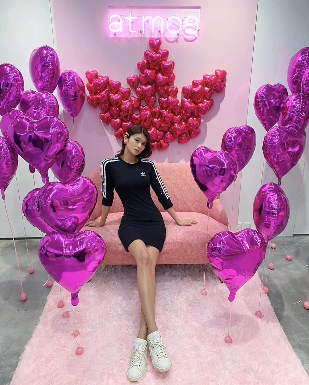 東野佑美さんのインスタグラム写真 - (東野佑美Instagram)「. adidas×atmos pink“ValentineEvent!!“ 行ってきました♥️ . 今日までオリジナルクッキーが作れるよ☺︎‬楽しかった〜‪‪✨‬ . スニーカーも可愛すぎて、このスタンスミスさんGETしちゃいましたん👟 加藤さんが脚長に写真たくさん撮ってくれた🤭💓 ありがとうございました🙏🥰 . . #atmospink #adidas #atmospinkvd」2月8日 17時04分 - yumi.higashino