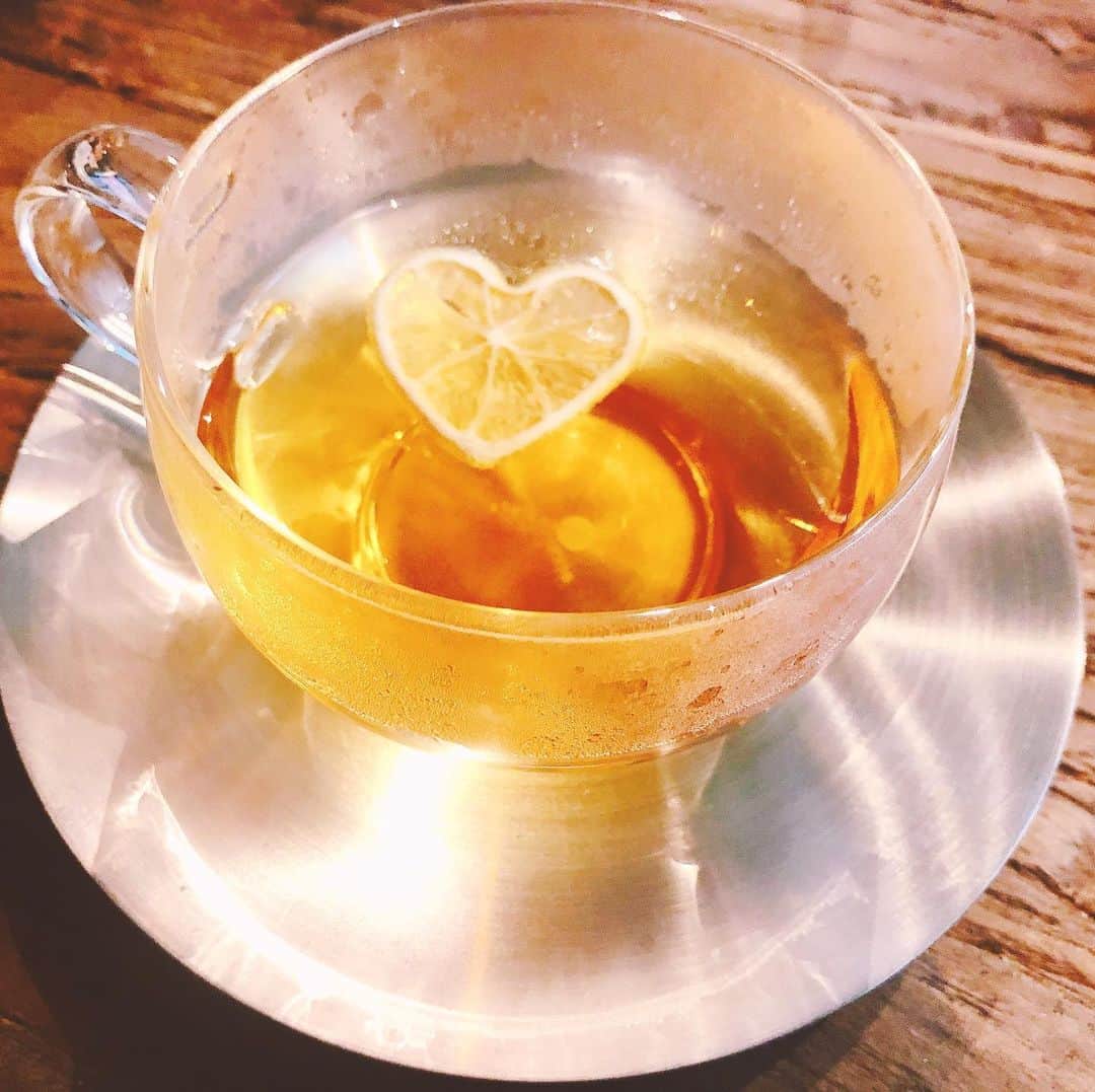 伊藤友里さんのインスタグラム写真 - (伊藤友里Instagram)「大事なお友達が家に遊びに来てくれたので、とっておきのレモンティ🍋💓 ・ ハートのレモンを紅茶に浮かべると…幸せな気持ち☺️ ・ そして形の悪い手作りスイートポテト😂 ヨーグルト添えました ・ またいつでも遊びにきてね🥰 ・ #フロートレモンティー #ハート　#紅茶　#teatime」2月8日 17時10分 - ito_yuri_official