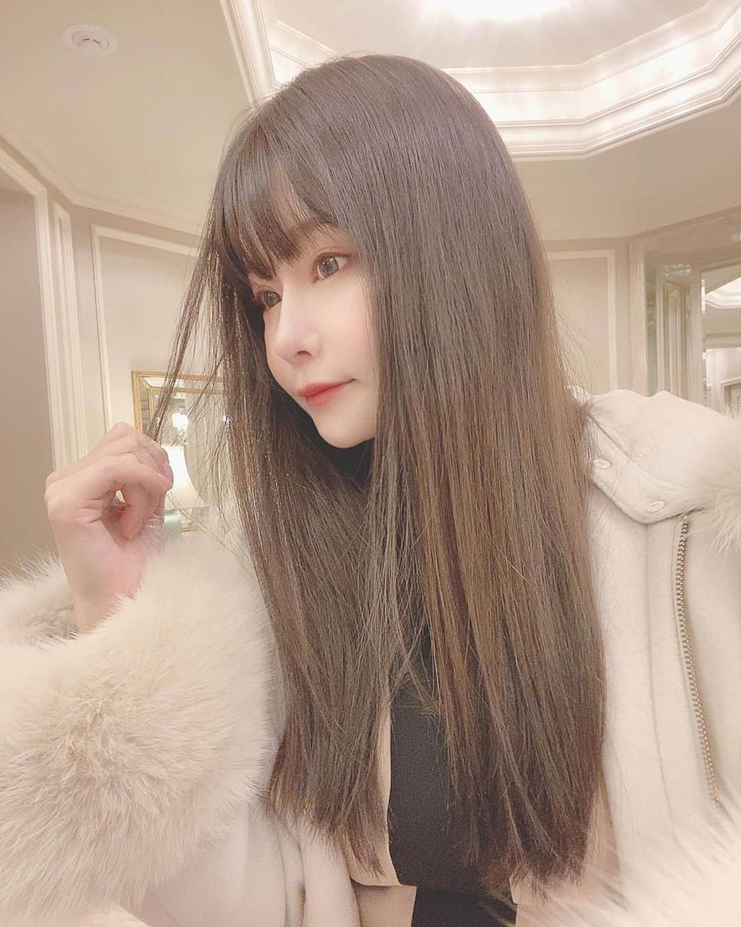 利咲のインスタグラム：「#サイエンスアクア 2回目。﻿ 気に入ってるトリートメントです👩‍🦰﻿ マイブーム。﻿ 髪の毛サラッサラになるよ。﻿ カラーもバイオレット入れて透明感✨﻿ トーンは7くらいが好感度が高くなるらしい。﻿ 暗めのブラウン〜﻿ ﻿ #サイエンスアクアトリートメント ﻿ #サイエンスアクアカラー ﻿ #サイエンスアクア美髪チャージ ﻿ #ヘアカラー #トリートメント #ニューカラーリング #ニューカラー #haircolor」