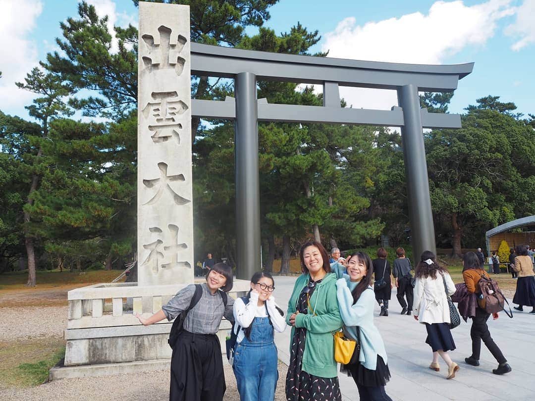 服部ひで子のインスタグラム：「先日の、 新喜劇NEXT 『女性座員座談会』  見てくださった皆様、ありがとうございました(*^-^)。 お見逃しの方は、 『MBS動画イズム』や 『TVer 』でも  見逃し配信してますので、 是非、こちらからご覧ください。  今年は、 10年と言う歴を、更新しないように頑張りたいと思います～( ￣▽￣)！！ 最強の縁結び💞出雲大社に参拝出来ましたし、  しかも  最強のタイミング⭐神在月に参拝出来たので、  きっと お見守りいただけているはず！ ………と、他力本願にならないように努力します😊笑 ……あ、  一緒に行ったメンバー  全員、絶賛、いない歴、更新中……😂😂😂！笑 (巻き込んですみません！😂) .  それにしても  出雲大社って、 とっても厳かな雰囲気で、  身が引き締まるような感覚がしますね。  吸い込まれるようなパワーを感じます✨  #出雲大社  #ぢゃいこ 姉さん #岡田直子 さん #重谷ほたる ちゃん #服部ひで子」