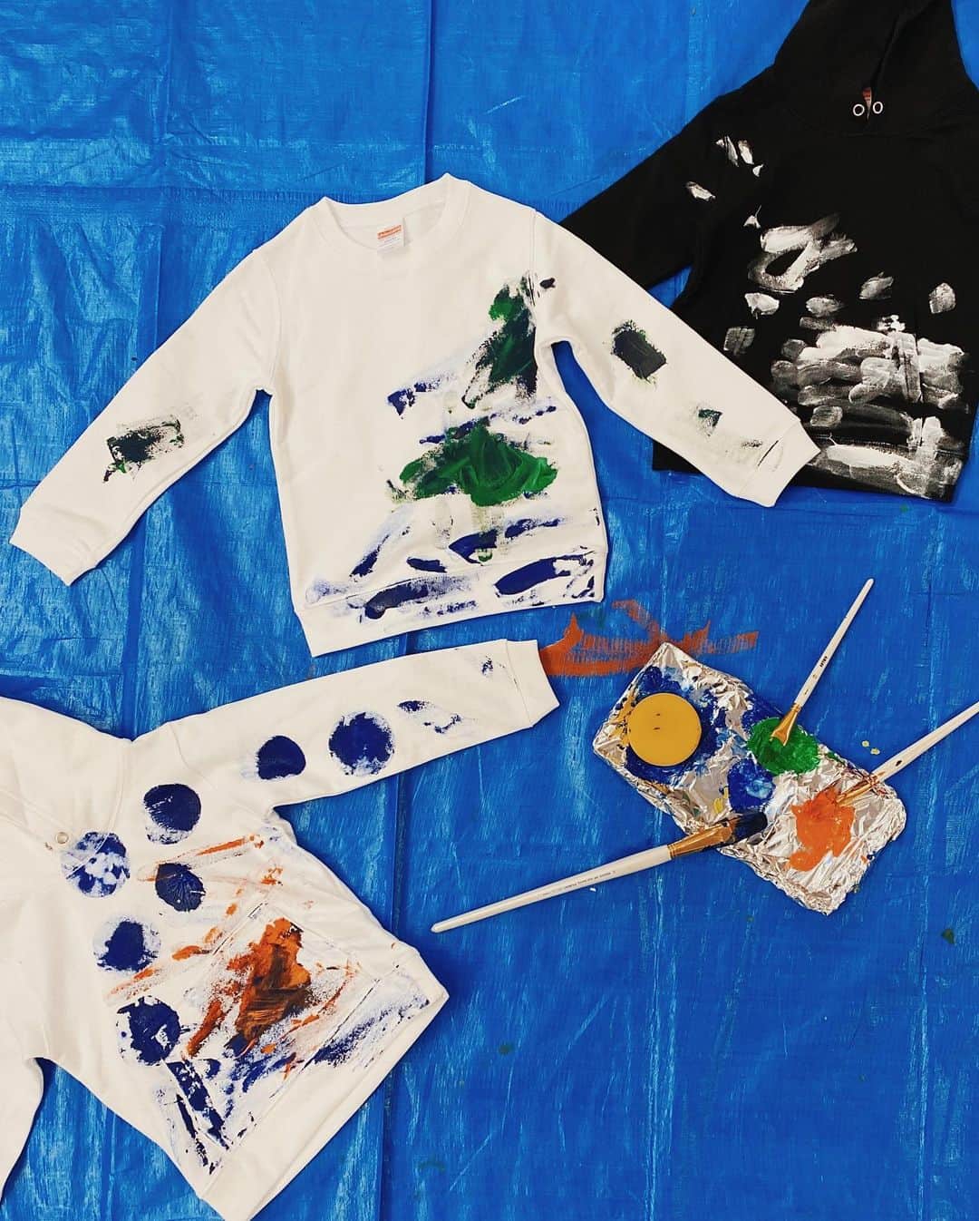 荻原桃子さんのインスタグラム写真 - (荻原桃子Instagram)「EITO作 EITOトレーナー🎨  大人が描くとバランス取りがちなペイントも子供が自由に描くとARTだわ  アクリル絵の具で描くと 乾かしたら洗濯しても案外全然取れないから普段使いしちゃうよっ  #eito_art #eitokohashi #3歳0ヶ月」2月8日 17時20分 - momokoogihara
