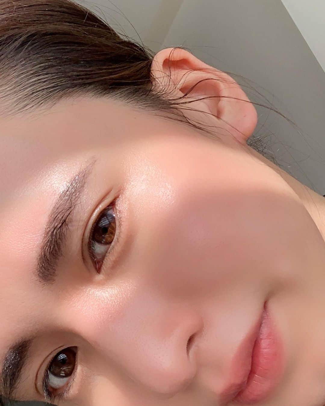 持永真実のインスタグラム：「.﻿ 最近肌の調子がずっと良い✨﻿ ﻿ 10代20代より、30代の今のほうが全然肌きれいになったと思う。これはほんとに😲﻿ ﻿ メイクアイテムよりスキンケアアイテムの方が好きだなぁ、色々試したくなる！﻿ コスメキッチンとかずっと居れる(笑) ﻿ またおすすめのスキンケアなど紹介しますね〜﻿♡ インスタライブの方がいいのかな？﻿ 見てくれる人いますかー？😆？﻿ ﻿ #やっぱり耳が小さい 笑」