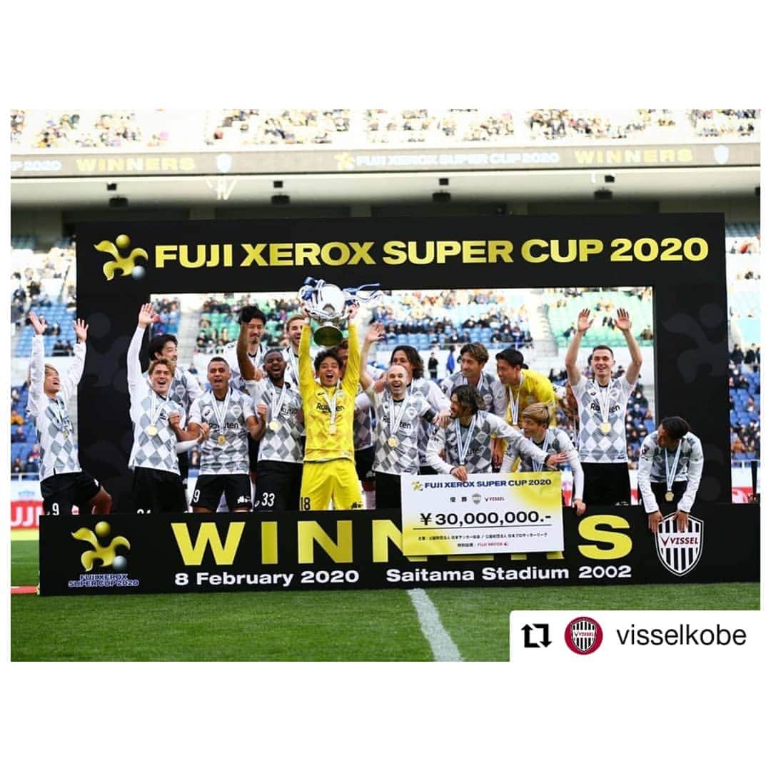 白鶴酒造株式会社のインスタグラム：「ヴィッセル神戸⚽"富士ゼロックス スーパーカップ"初優勝おめでとうございます！！ 同杯は、前年度J1リーグ年間優勝クラブと天皇杯優勝クラブが対決する、今年度初の公式戦です。 当社も地元神戸のサッカーチームを10年以上パートナーとなり応援させていただいております！ #Repost @visselkobe • • • • • • 埼玉スタジアム2002  CHAMPIONS!!! 🏆 .  #vissel #visselkobe #ヴィッセル #ヴィッセル神戸 #Kobe #神戸 #WeAreKobe #KobeForeverForward #一致団結 #JLeague #jリーグ」