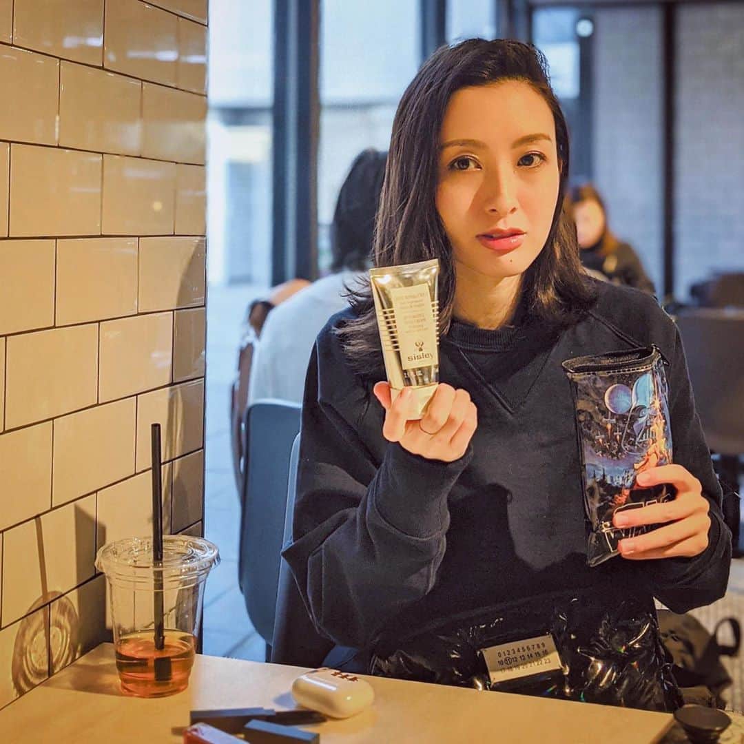 前田紀至子のインスタグラム：「続・シスレー（ハンドクリーム）がどんなに素晴らしいかを力説する人。※ポーチからお気に入りアイテムを出してプレゼンしている最中。  シスレーのハンドクリームはとてつもなく素晴らしいし、人生で出会った中でも最高峰のハンド&ネイルクリームである事は間違いない。 しかしながら、ハンドクリームの概念をぶち壊すレベルで良すぎてどうにも手指が贅沢になったような。 （自分の手なのだけれど）使う度こんなにも甘やかしてしまって良いのかな…なんて妙な気持ちになる、究極のハンドクリーム。  予算約1万円でおすすめのプレゼントは？と聞かれたなら迷わずこれを候補に挙げます。 #紀至子美容2020#sisley#シスレー」