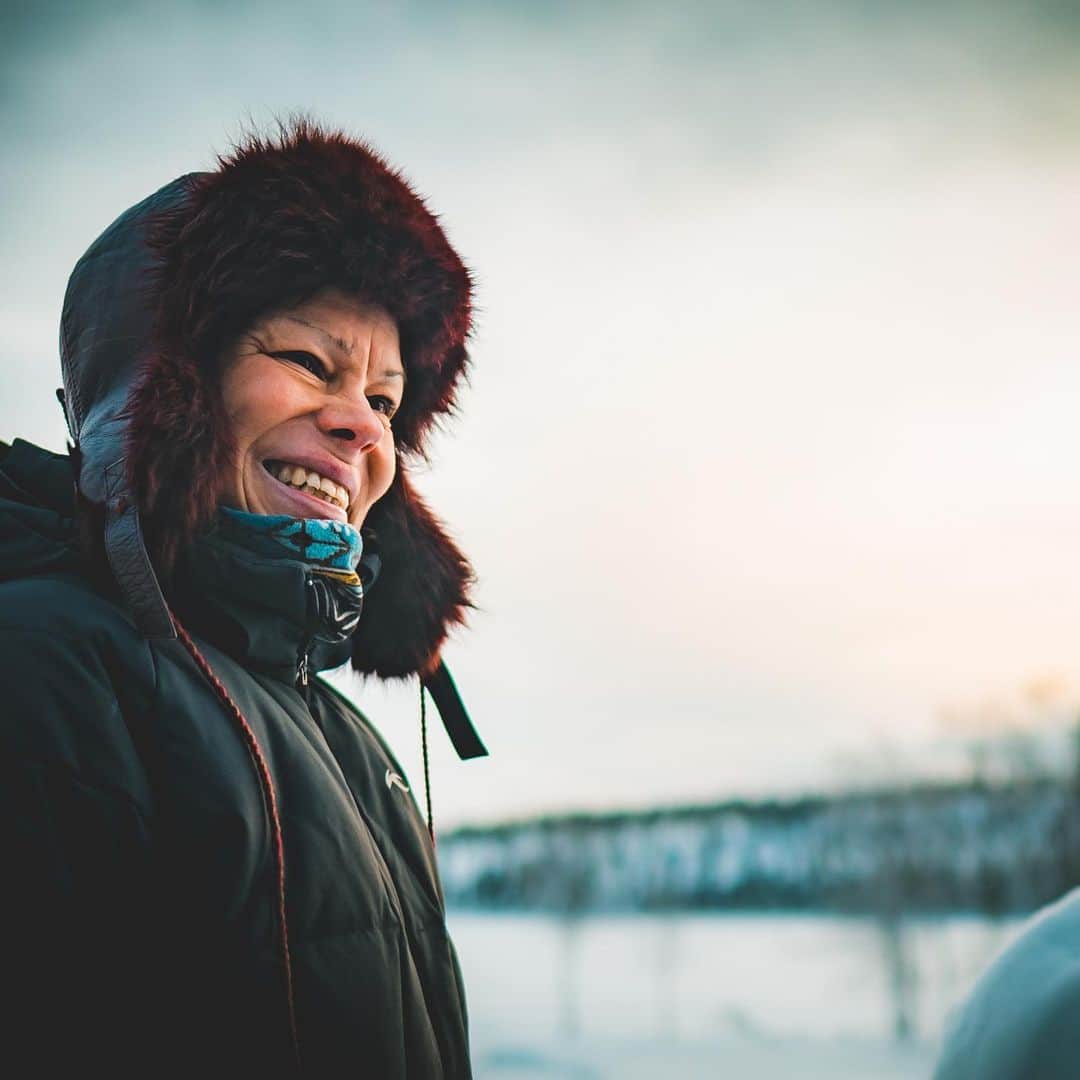 ビートないとーのインスタグラム：「フィンランドの最北端のラップランドの先住民「サーミ民族」の女性。  ヨイクと言う伝統的な歌と、サーミ民族の歴史、そして悲しい過去を聞かせてくれた。  この日で-20℃、日によっては-40℃以上にもなるらしい。  この場合でトナカイを育てながら、生きる知恵と厳しさ、ほんのひと時だったけど、文化に触れることができた。  素敵な笑顔の女性でした。」