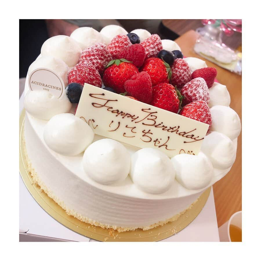 愛聖りささんのインスタグラム写真 - (愛聖りさInstagram)「. 私ごとですが、 2/4で27歳になりました🎂❤️ もうこの歳なので自分の誕生日に ワクワクもなかったんですが、 今年もこうして皆さんに お祝いして頂いて、嬉しかったです💓 毎年ありがとうございます！✨ 27歳の私もよろしくお願いします🙇‍♀️ . #mybirthday #27th」2月8日 17時29分 - risa_aise