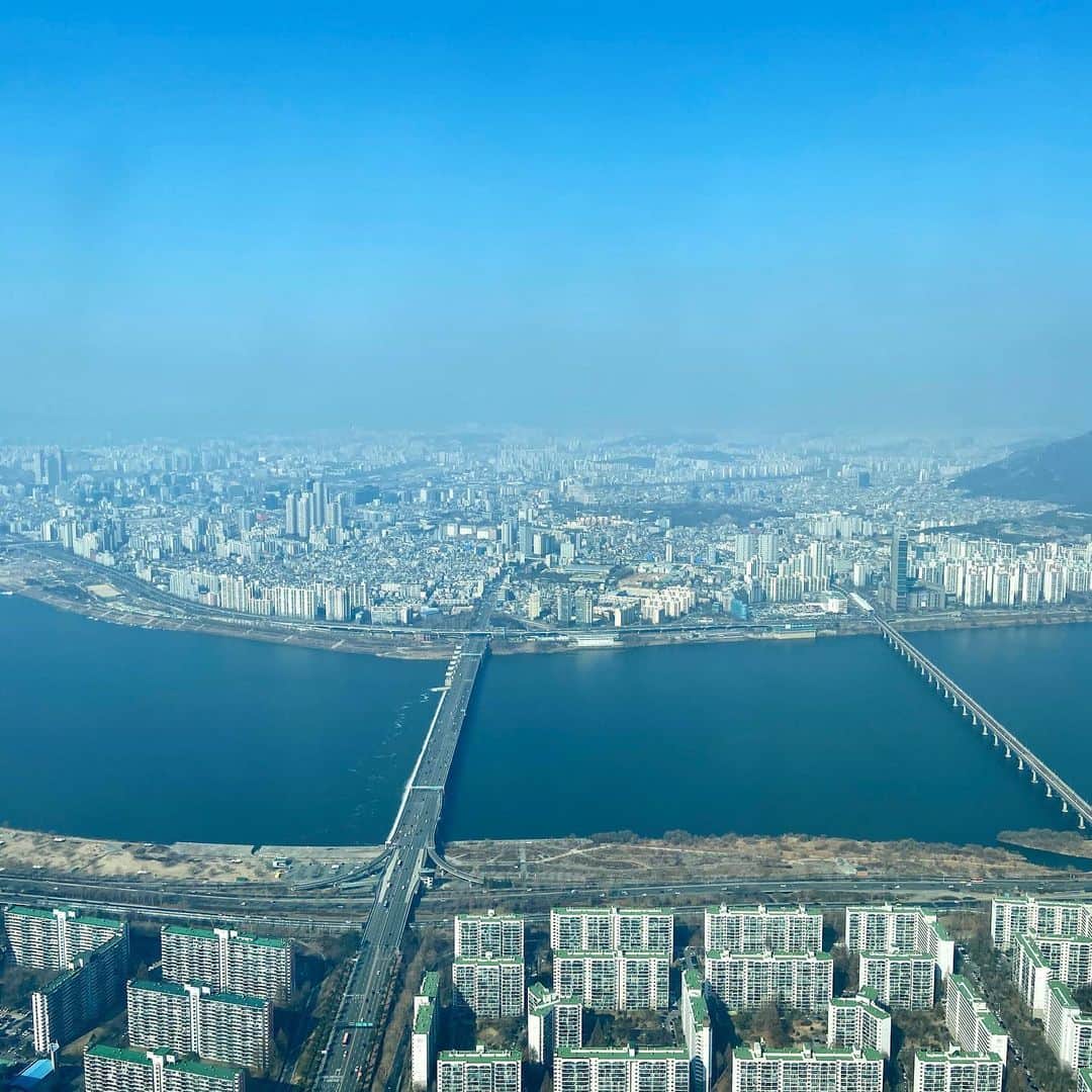 ダグラス・ラザノさんのインスタグラム写真 - (ダグラス・ラザノInstagram)「Seoul from the sky 🇰🇷 #lotteworldtower #seoul #glassfloor」2月8日 17時35分 - douglasrazzano