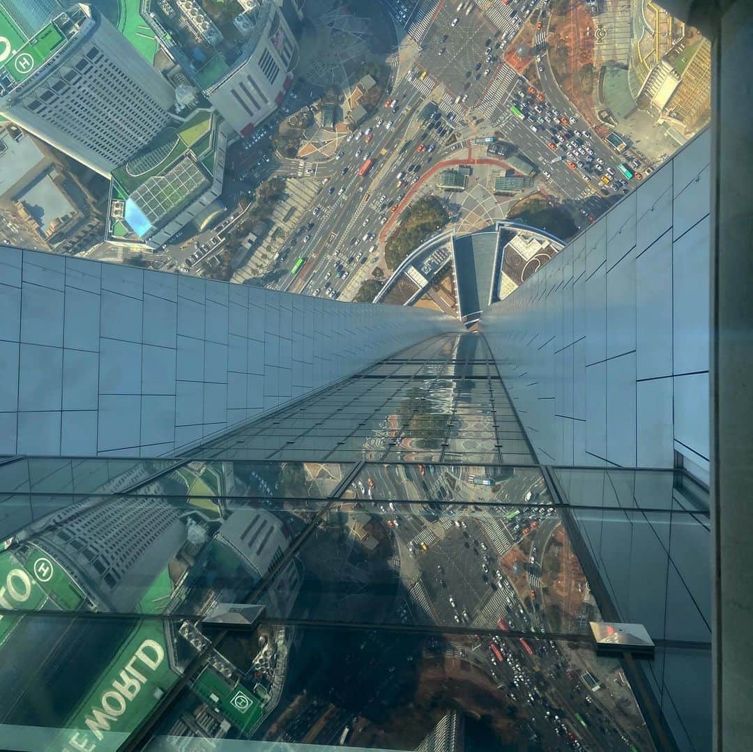 ダグラス・ラザノさんのインスタグラム写真 - (ダグラス・ラザノInstagram)「Seoul from the sky 🇰🇷 #lotteworldtower #seoul #glassfloor」2月8日 17時35分 - douglasrazzano