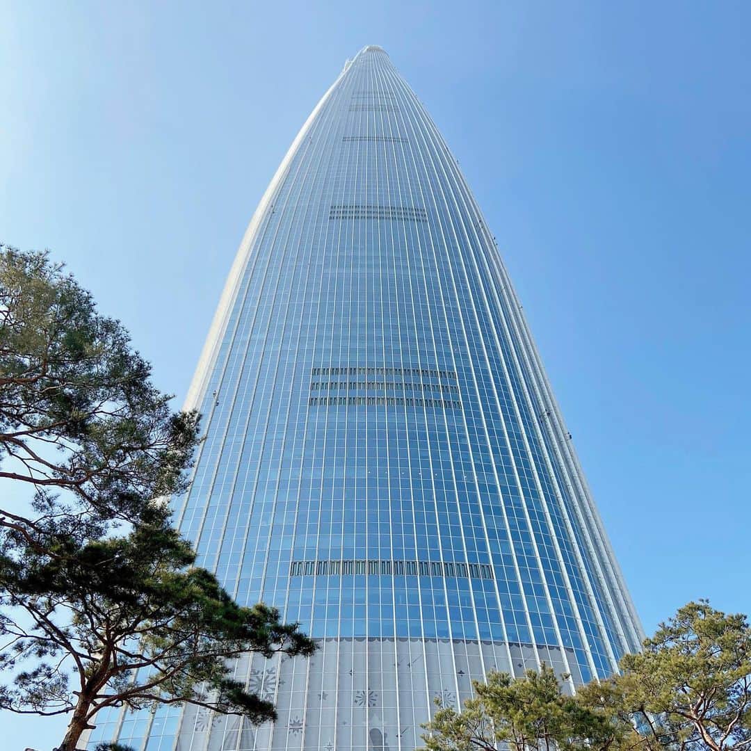 ダグラス・ラザノのインスタグラム：「Seoul from the sky 🇰🇷 #lotteworldtower #seoul #glassfloor」