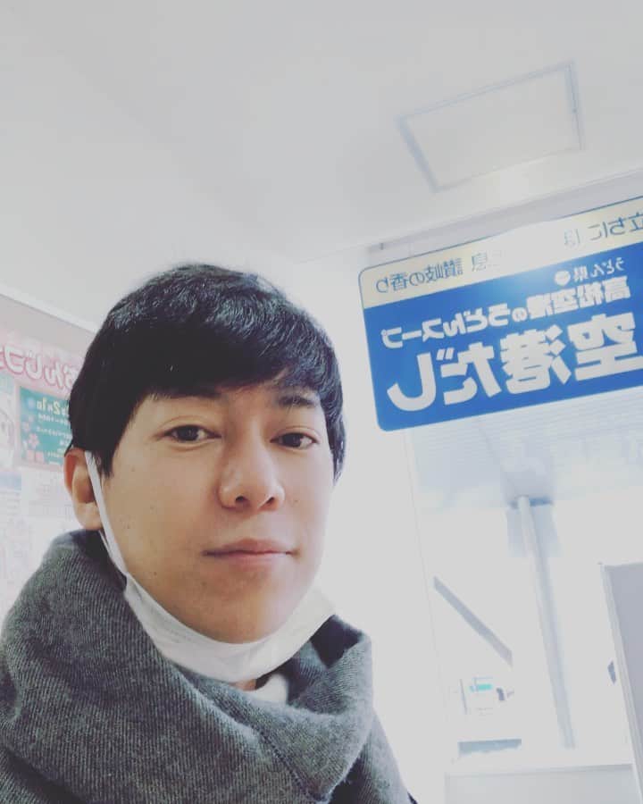 松阪ゆうきのインスタグラム：「昨日の朝。 高松空港✈️で蛇口を発見！！ 隣のお店からうどんの出汁が出るんですww  温かい出汁飲みました笑  うどんの出汁の蛇口が空港にあるとはさすがうどん県‼︎ あったかかった＾＾ #高松空港 #出汁の蛇口 #松阪ゆうき #あったかいんだから #あったかい #出汁 #飲んだ #うどん県 #讃岐うどん」